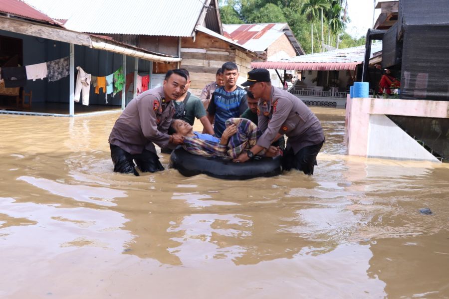 Aksi Cepat Tanggap Polisi Tolong Nenek Terjebak Banjir di Kebun Lama Langsa