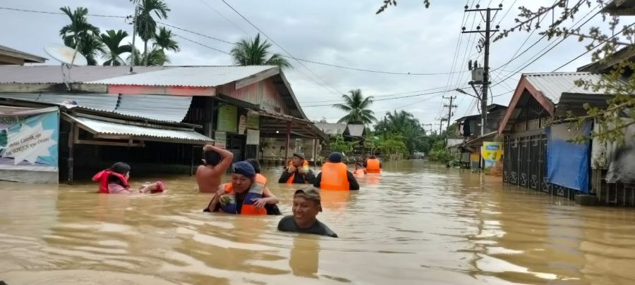 Aksi Sigap Brimob Kompi 2 Batalyon B Pelopor Evakuasi Bencana Banjir di Karang Baru