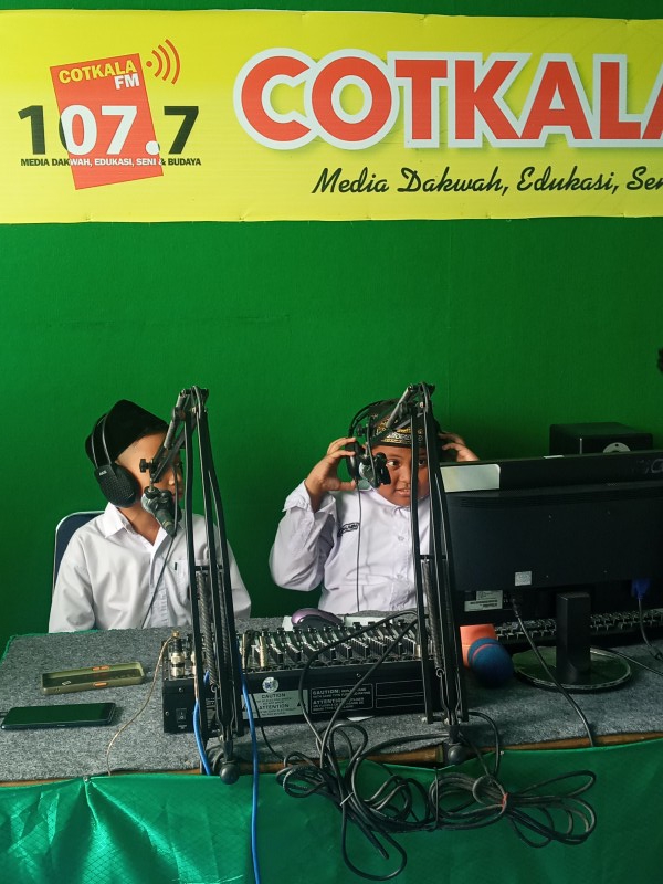 Belajar Santai Diruangan Radio Cot Kala Langsa Bersama Murid SD It Tadzkia