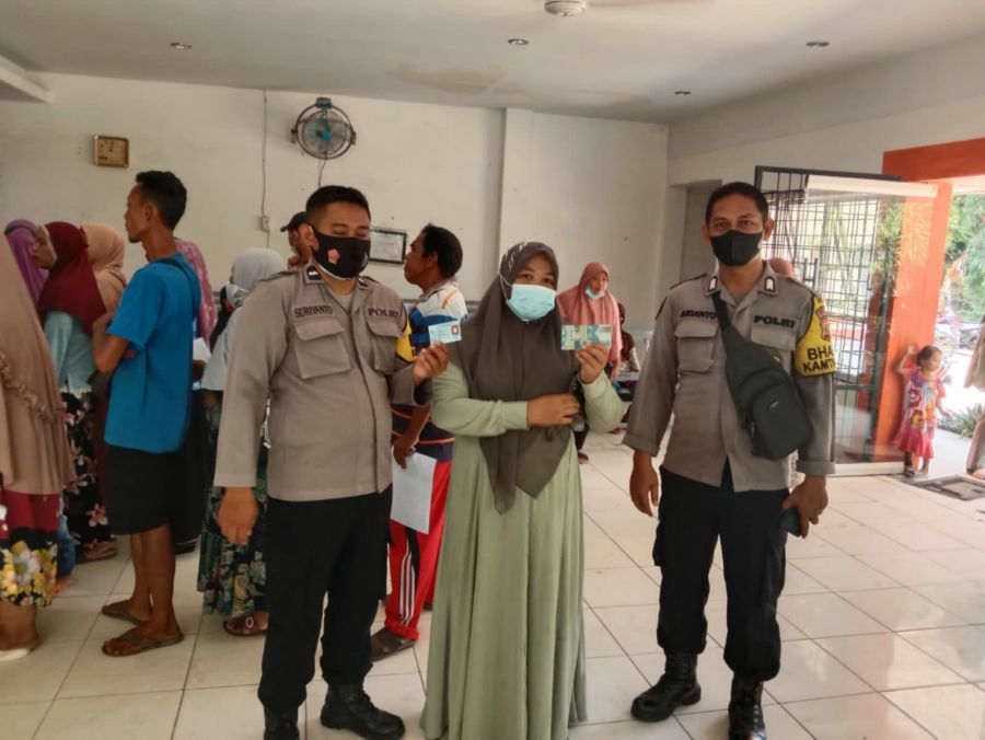 Bhabinkamtibmas Polsek Kualasimpang Monitoring Bansos Sembako/BNPT