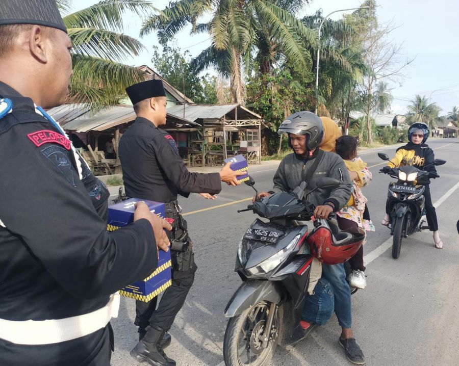 Brimob  Berbagi Takjil di Jalan Lintas Banda Aceh - Medan Depan Mako Kompi 2 Batalyon B Pelopor