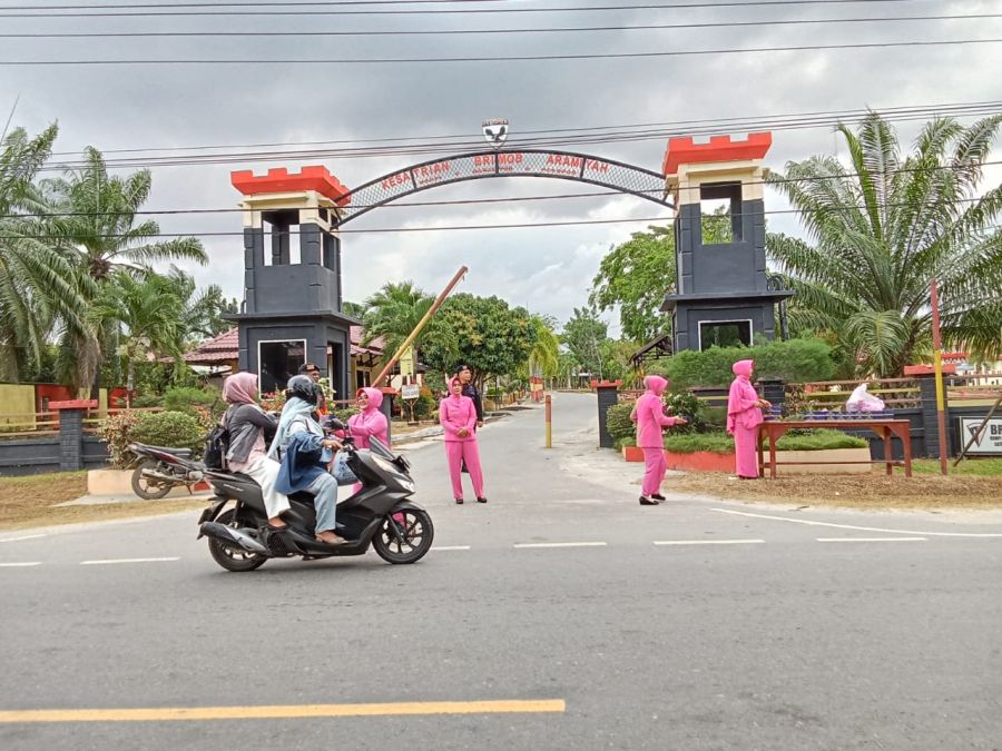 Brimob Kompi 2 Batalyon B Pelopor Aramiyah Berbagi Takjil