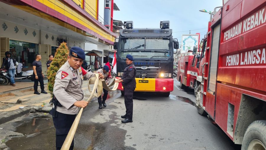 Brimob Kompi 2 Batalyon B Pelopor Berzibaku Padamkan Kebakaran Rumah Gampong Blang Paseh