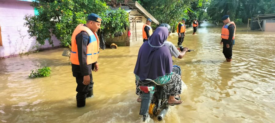 Brimob Kompi 2 Batalyon B Pelopor Evakuasi Banjir di Aceh Tamiang
