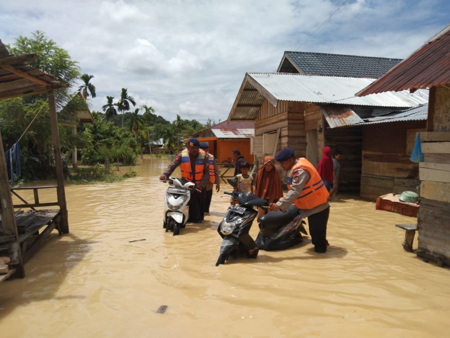Brimob Kompi 2 Batalyon B Pelopor Bantu Masyarakat Terkena Dampak Bencana Banjir