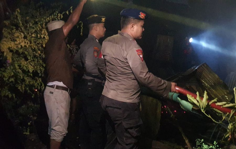 Brimob Kompi 2 Batalyon B Pelopor Satbrimob Polda Aceh Bantu Padamkan Kebakaran Rumah Milik Warga