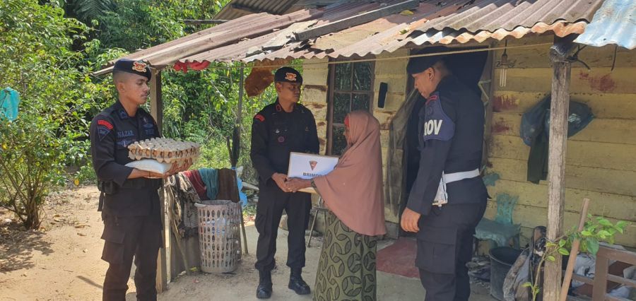 Dalam Rangka Bulan Suci Ramadhan, Brimob Kompi 2 Batalyon B Pelopor Beri Bantuan Sembako