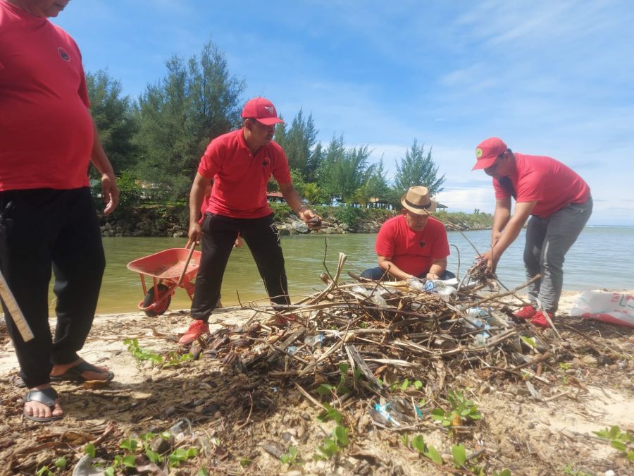 DPD  PDIP Provinsi Aceh Gelar Bersih-Bersih dan Penanaman Pohon