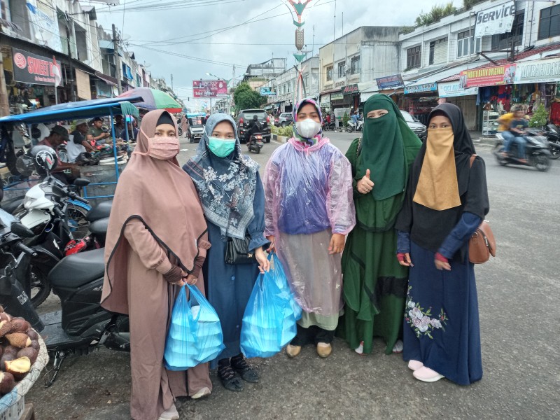 GJB Berbagi Nasi Bungkus di Peukan Langsa