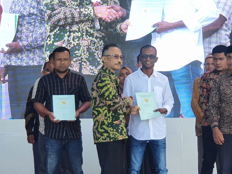 Hadiri Peringatan Hari Damai Aceh ke-17, Kepala BSKDN Serahkan Sertifikat Tanah