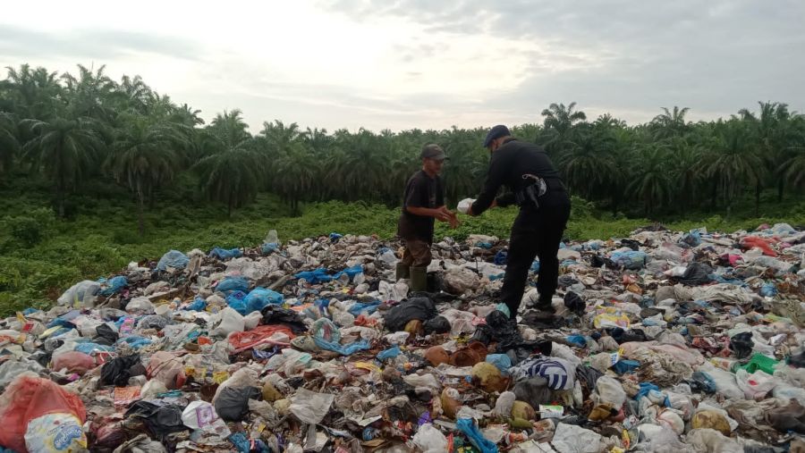 Jum'at Barokah: Brimob Aramiah Bagikan Nasi Kotak ke Masyarakat