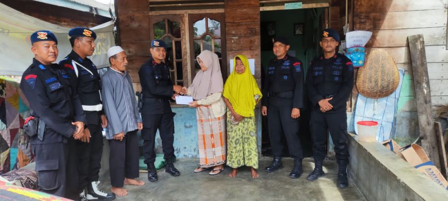 Jum'at Barokah: Brimob Kompi 2 Batalyon B Santuni Warga Penderita Penyakit Kangker di Desa Aramiah