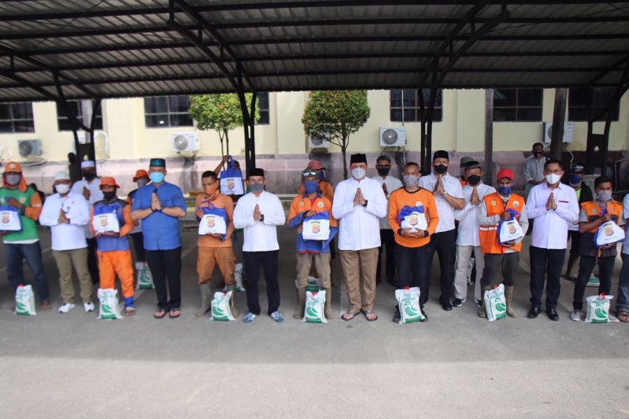 Kapolda Aceh Serahkan Bansos Kepada Puluhan Petugas Kebersihan dan Abang Becak