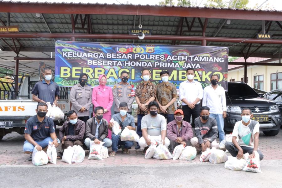 Kapolres Aceh Tamiang bersama Pimpinan Honda Prima berbagi Sembako 