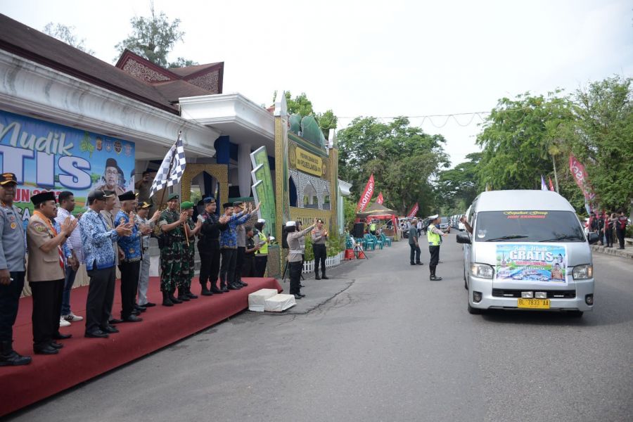 Kapolres Langsa Bersama Forkopimda Lepas 20 Armada Mini Bus Balik Mudik Gratis Presisi Polres Langsa