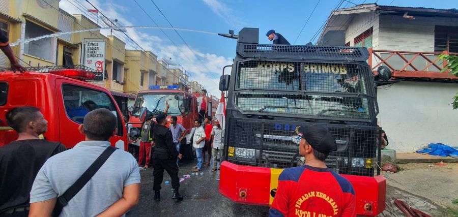 Kesigapan Brimob Kompi 2 Batalyon B, Padamkan Kebakaran Salah Satu Toko Warga Paya Bujok Tunong