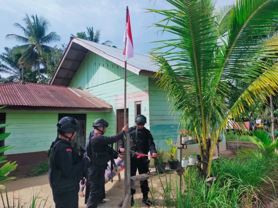 Kompi 2 Batalyon B Pelopor Laksanakan Patroli Harkamtibmas serta Bagikan Bendera Merah Putih