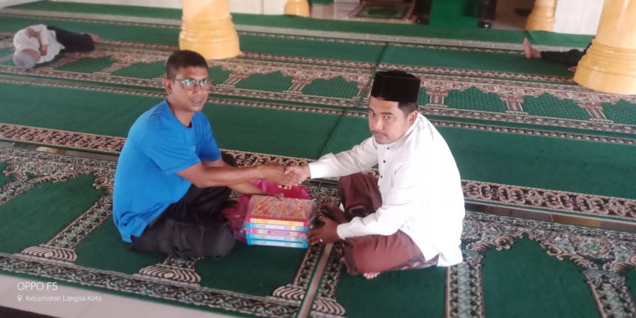 Komunitas GPS Serahkan Al-Quran ke Mesjid Taqwa 