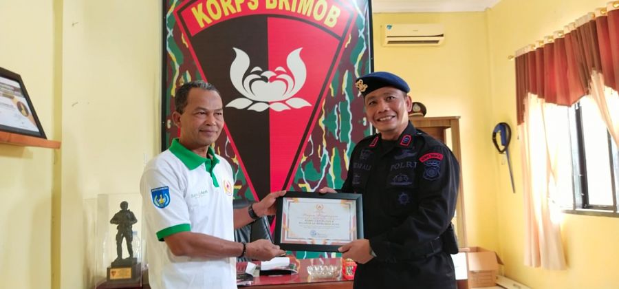 KONI Berikan Penghargaan Kepada Atlet Brimob Aramiah