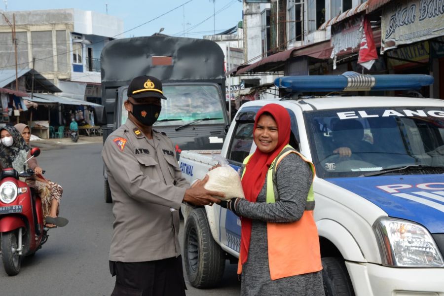 Masyarakat  Terdampak Kenaikan BBM , Polres Langsa Turut Bantu Salurkan 300 Paket Beras