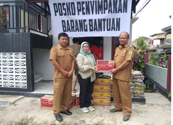 Masyarakat Pasar Bodok Parindu Terima Bantuan Sembako dari PTPN IV Regional V