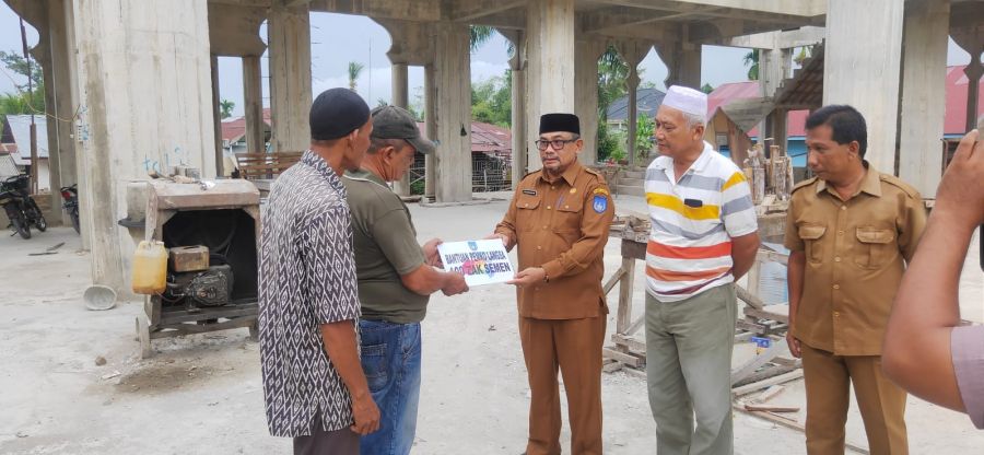 Pj. Walikota Langsa Beri Bantuan untuk Pembangunan Masjid Baitul Huda Paya Bujok Beuramoe