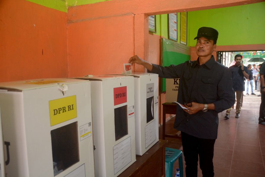 Pj Walikota Langsa Berikan Hak Suara di TPS 22 Gampong Jawa