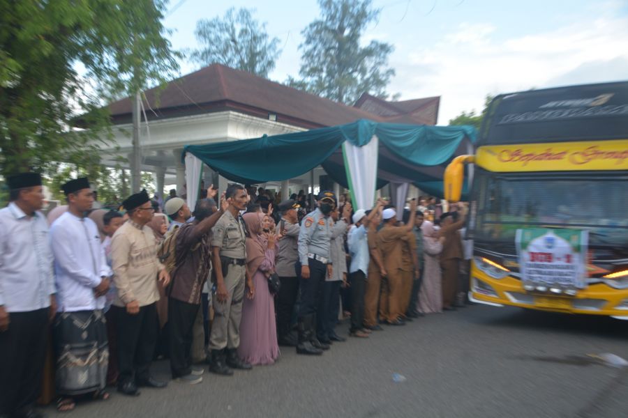 Pj Walikota Langsa Ir Said Mahdum Majid Bersama Unsur Forkompinda Melepaskan 176 Jama'ah Calon Haji