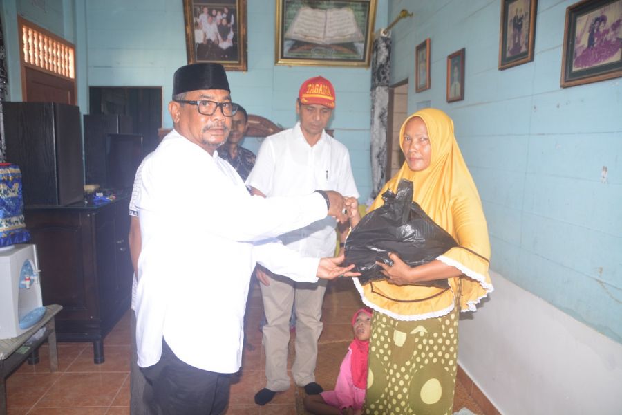 Pj. Walikota Langsa Ir. Said Mahdum Majid Serahkan Bantuan Kepada Disabilitas dan Lansia