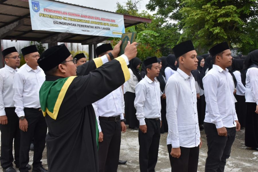 Pj. Walikota Langsa Ambil Sumpah dan Serahkan SK Kepada 90 Orang  PPPK Kota Langsa