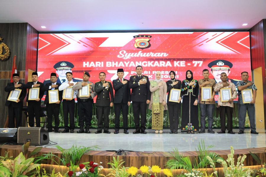 Pj. Walikota Langsa Terima Penghargaan dari Kapolda Aceh di HUT Bhayangkara Ke 77