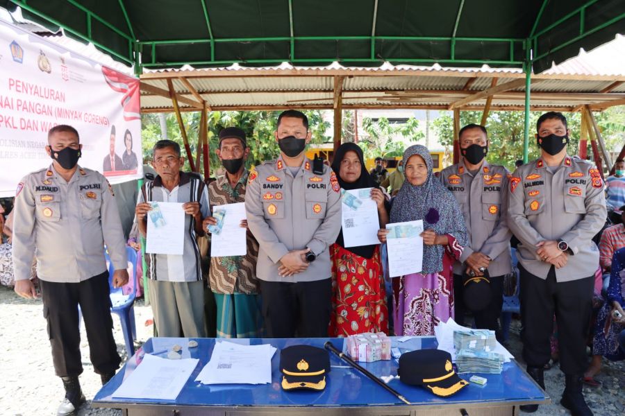 Polres Aceh Timur Salurkan BLT Minyak Goreng