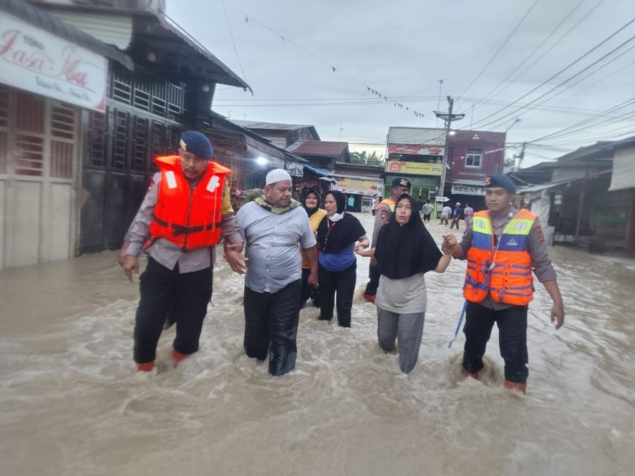 Quick Respon, Brimob Aramiyah Evakuasi Banjir di Pekan Seruway Aceh Tamiang