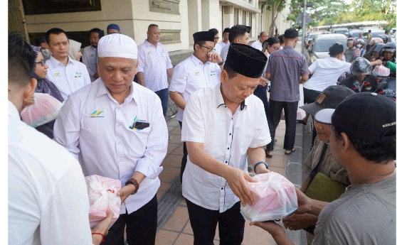 Ramadan Berbagi, Direksi SGN Bagi Takjil ke Pengguna Jalan Surabaya
