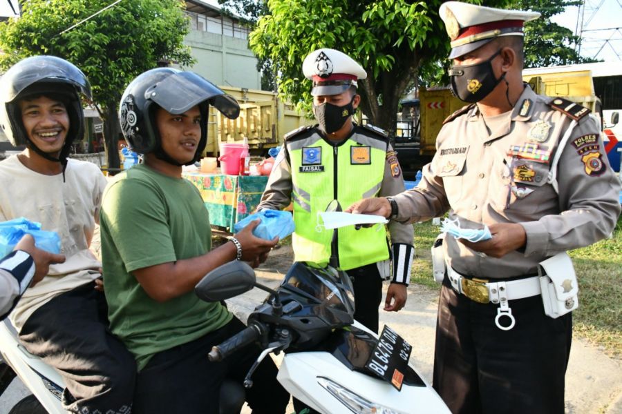 Satlantas Polres Aceh Timur Bagikan Takjil Gratis  kepada Masyarakat