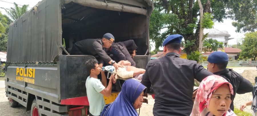 Truk Brimob Evakuasi 3 Warga Tamiang  ke RSUD Langsa