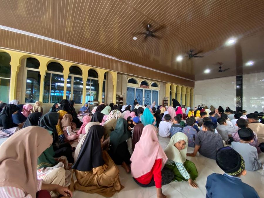 YAI Berbagi 200 Mukena dan Sarung untuk Yatim di Kota Langsa