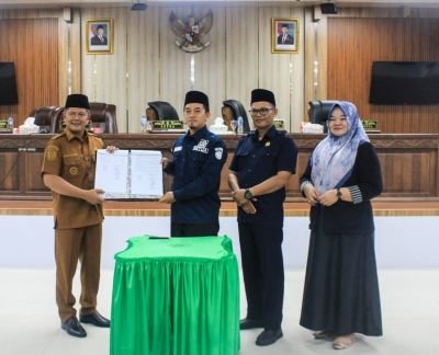 DPRD Pasaman Gelar Paripurna Jawaban Bupati atas Pandangan Fraksi Serta Penandatanganan MOU