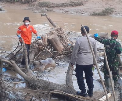 Polsek Langsa Barat, Satgas SAR, BPBD,TNI/Polri Evakuasi Mayat di Sungai Gampong Gedubang Aceh